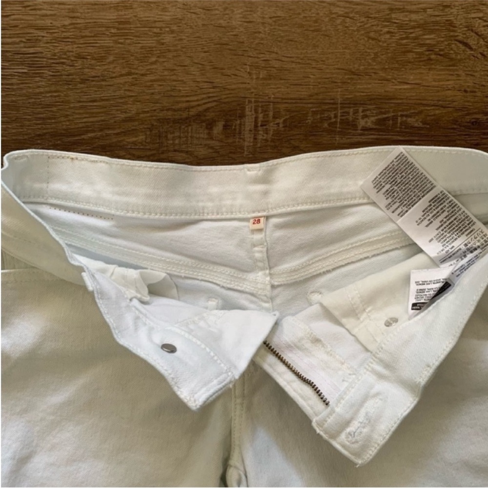 Levi's Classic White Shorts Sz 28 - Picture 2 of 6